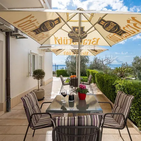 玫瑰别墅公寓 *